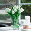 Mélange de tulipes artificielles dans un vase