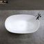 Baignoire indépendante de 47 po en résine de surface solide, une baignoire indépendante de conception moderne avec drain escamotable et tuyaux de trop-plein, convenant aux petites maisons