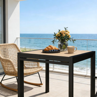 Table de salle à manger d'extérieur de style moderne