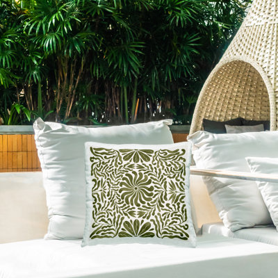 Coussin extérieur symétrique imprimé de fleurs par Grace Popp