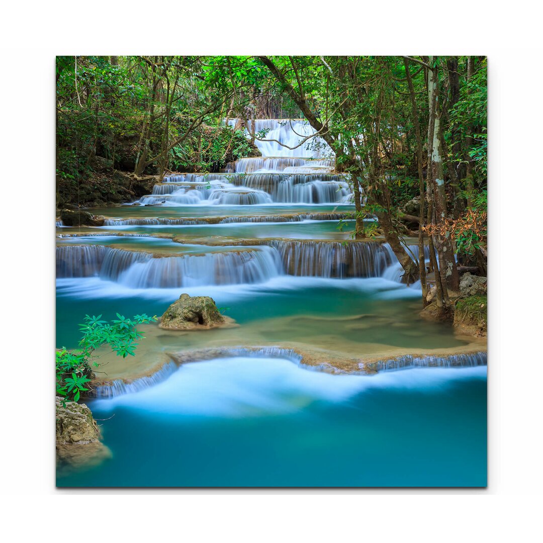 Leinwandbild Traumhafter Wasserfall im Wald – Thailand