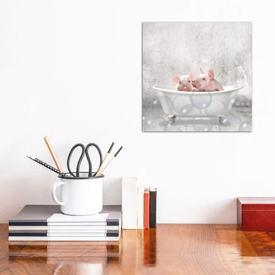 «Baby Piglets Bath» par Kimberly Allen - reproduction de photo encadrée