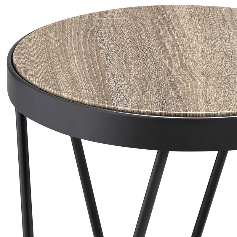 Table d'appoint en chêne gris vieilli et noir avec dessus, adaptée à différents espaces. Le contraste entre le bois naturel et les finitions métalliques lui confère un charme particulier. Grande surface pour boissons, livres et articles de décoration. Stable grâce à ses pieds adaptables.