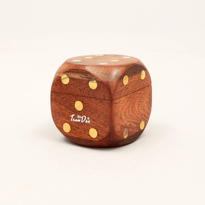 Dés en bois brun avec finition naturelle
