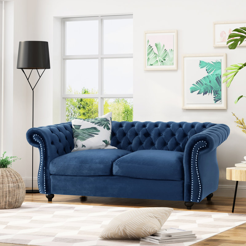 Velours bleu marine avec détails cloutés et élégance roulée