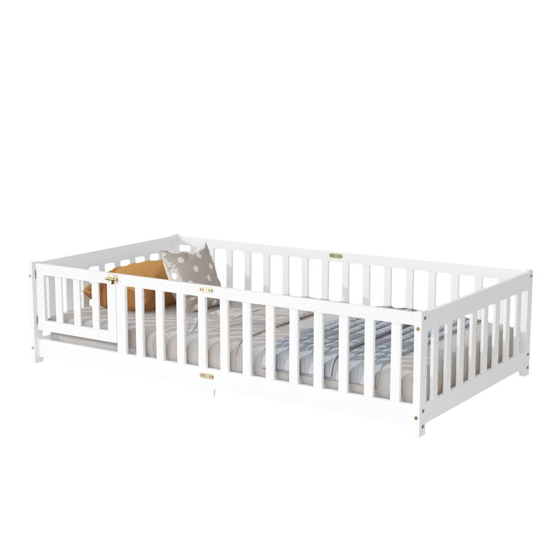 Lit simple au sol avec clôture et porte, lit en bois d'hévéa avec garde-corps de sécurité, blanc