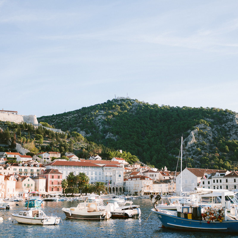 «Glorious Hvar At Sunrise croatie» par Raisazwart, Toile avec cadre flottant en érable, Non, H 30 po x l 30 po