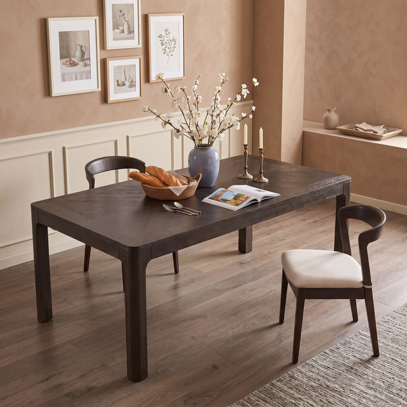 Table de salle à manger rectangulaire en bois de 152 cm (60 po) avec dessus en placage de chêne, coins arrondis, pieds incurvés et pieds réglables.