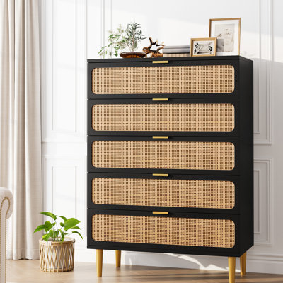 Commode haute en rotin à 5 tiroirs - Commode en bois moderne avec tiroirs de rangement profonds et larges - Armoire d'entrée et de chambre à coucher polyvalente - Organisateur Boho pour chambre de bébé, salon, garde-robe - corps d'armoire noir