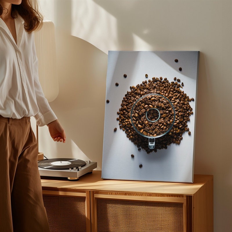 Toile, vue de haut en bas d'une tasse transparente débordant de grains de café torréfiés riches, créant un monticule texturé qui déborde