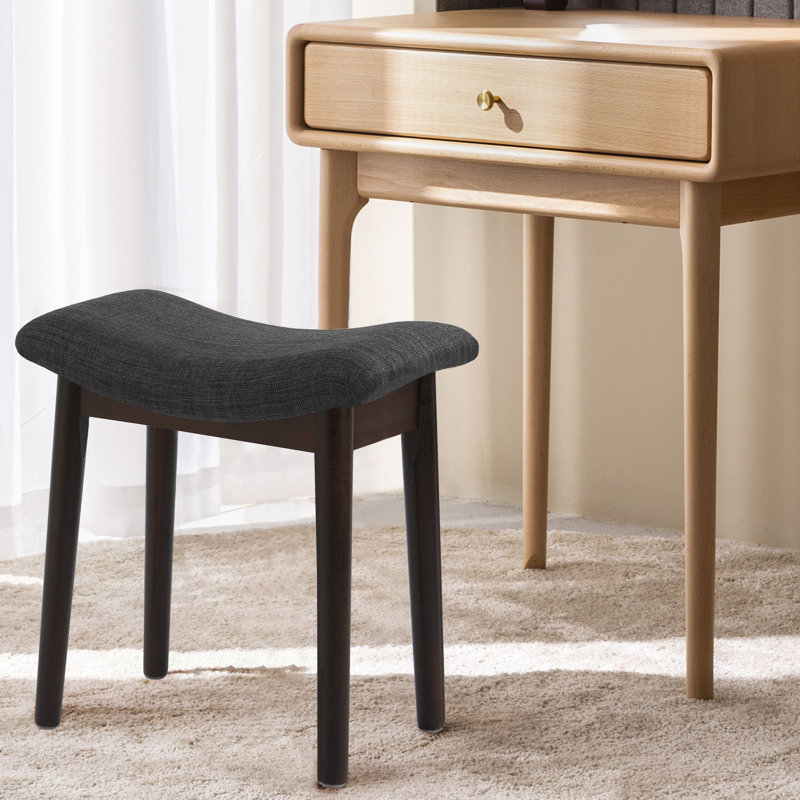 Tabouret d'appoint en bois massif avec revêtement en tissu Sowers, Bois de noyer, Gris foncé