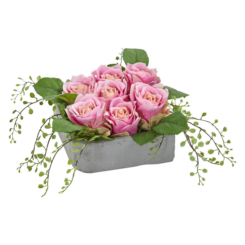 Arrangement floral de roses artificielles dans un vase