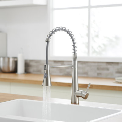 Robinet d'évier de cuisine contemporain en nickel brossé avec douchette extractible - élégant et efficace pour un débit d'eau stable