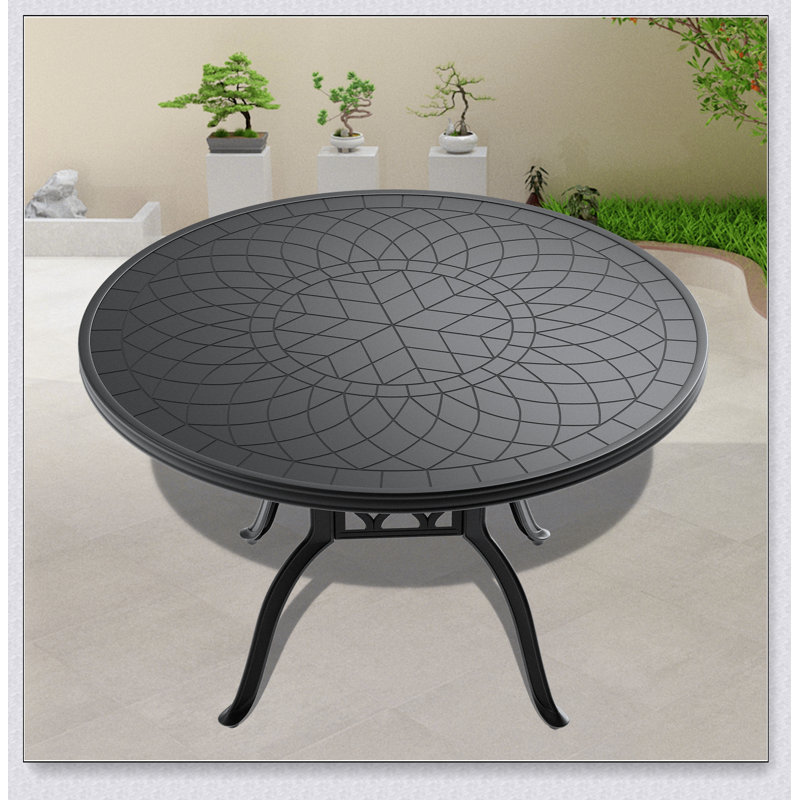Table de salle à manger de patio en aluminium coulé avec cadre noir et texture sculptée sur le plateau de table 