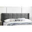 Très grand lit à la mode gris avec tête de lit rectangulaire en lin brossé et structure de lit rembourrée et stable-260164124