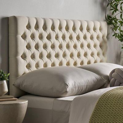 Élégante tête de lit pour grand lit, avec une allure contemporaine et luxueuse en forme de diamant, convient à l'esthétique de la chambre à coucher