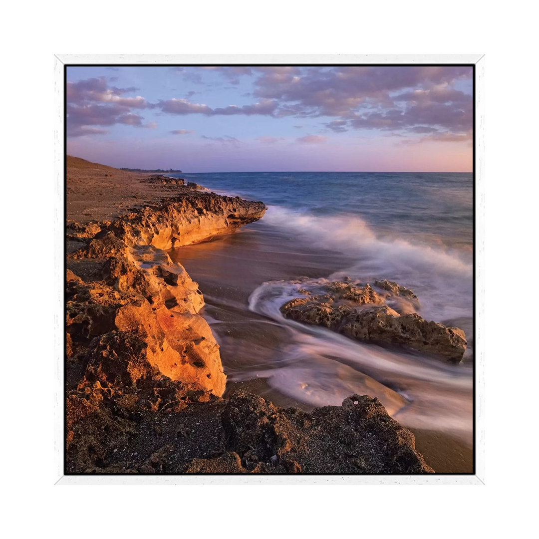 Beach At Dusk, Blowing Rocks Preserve, Florida von Tim Fitzharris - Galerie-verpackte Leinwand Giclée