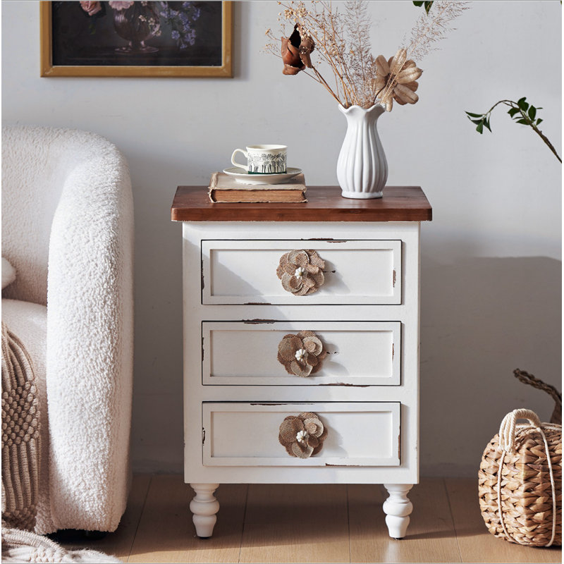 Table de bout Vintage Farmhouse avec boutons floraux - table de chevet rustique de 19 po avec 3 tiroirs et pieds de gourde, table de chevet ou de canapé, presque entièrement assemblée