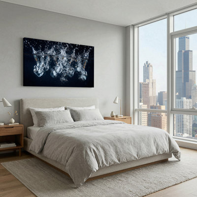 «Ice Cubes Splashing in Water», art mural sur toile