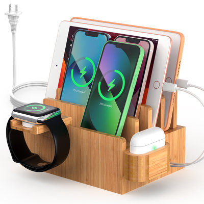 Station de recharge en bambou avec organisateur pour plusieurs appareils, incluant un support pour téléphone, tablette, montre intelligente et écouteurs, 5 câbles et un concentrateur de charge à 5 ports.