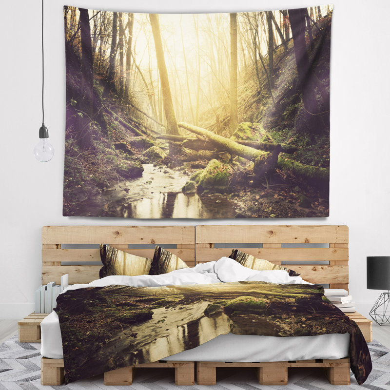 Tapisserie Stream in the Dark Wild Forest, H 50 po x l 60 po