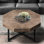 Table basse octogonale en bois avec base en métal ferme, pattes rétro au fini brun antique, pour la décoration du salon