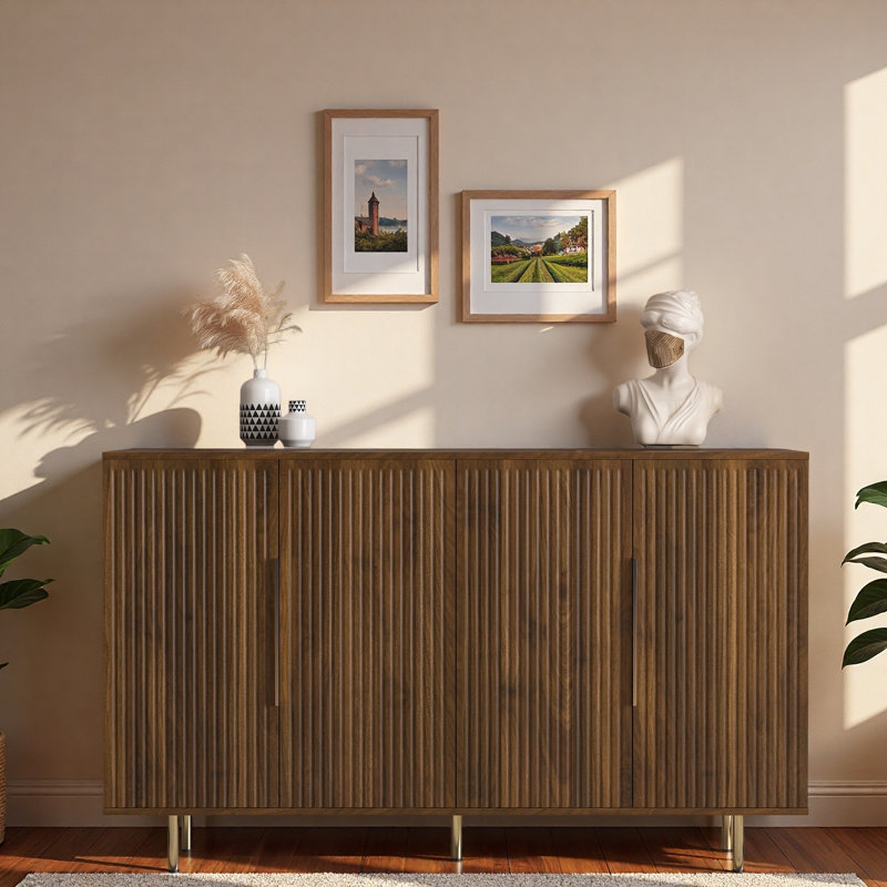 Buffet en bois cannelé moderne avec large tablette supérieure et tablettes réglables