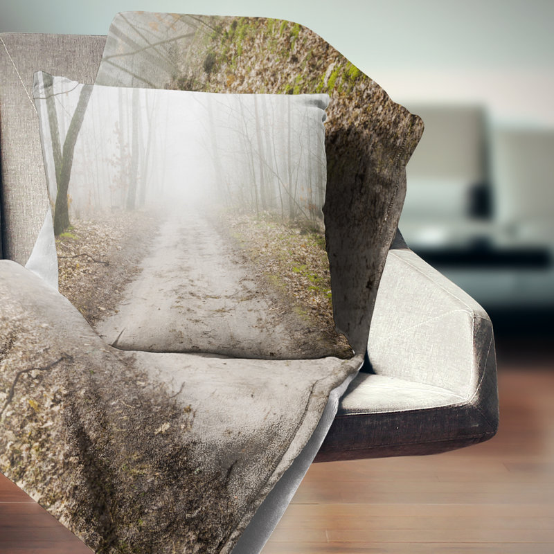 Oreiller droit à une forêt de voyage dans un paysage, 16 po x 1 po, Coussin décoratif