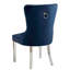 2 chaises à oreilles bleues, dossier à boutons, pieds et garniture d'apparence incomparable