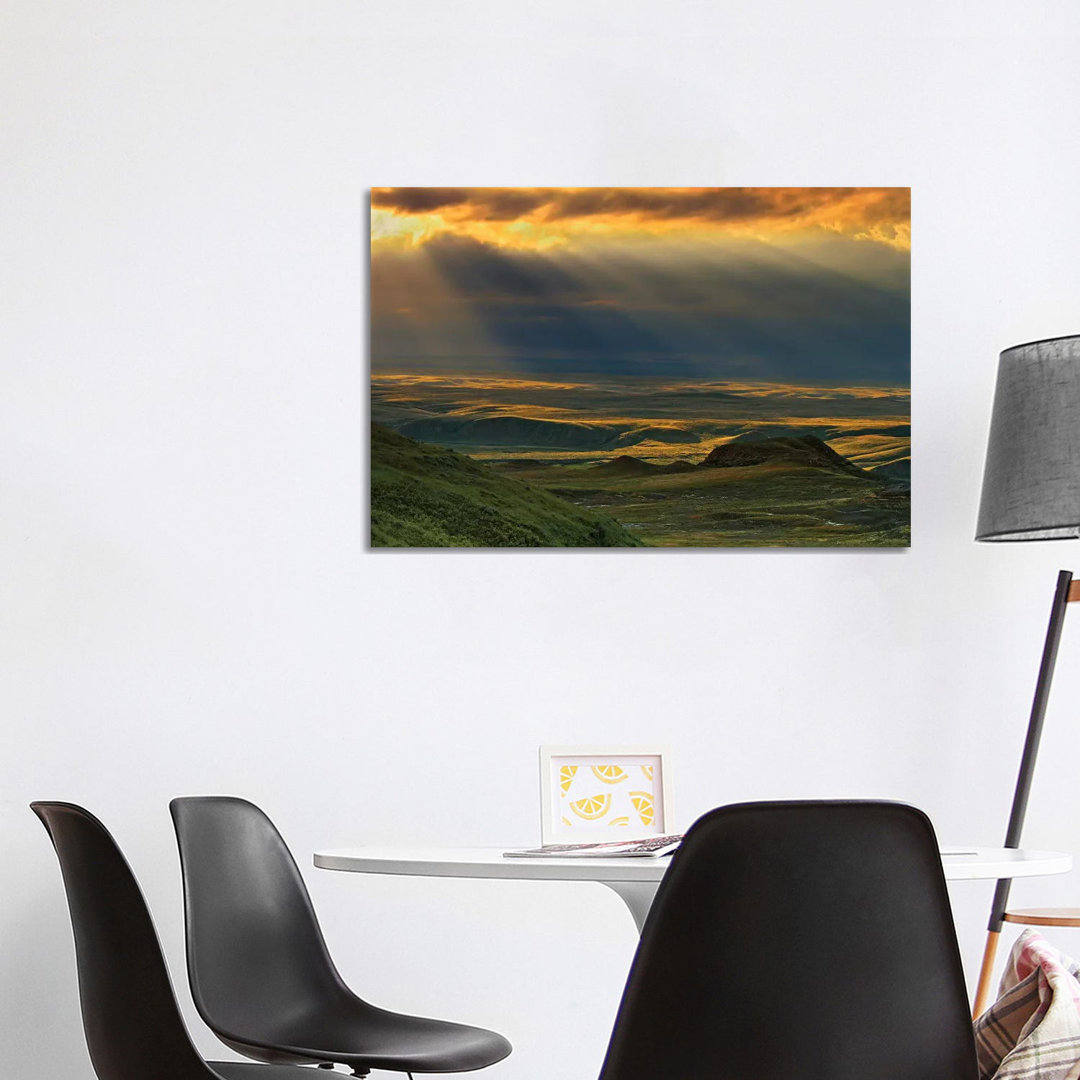 Canada, Saskatchewan, Grasslands National Park. Killdeer Badlands At Sunset.