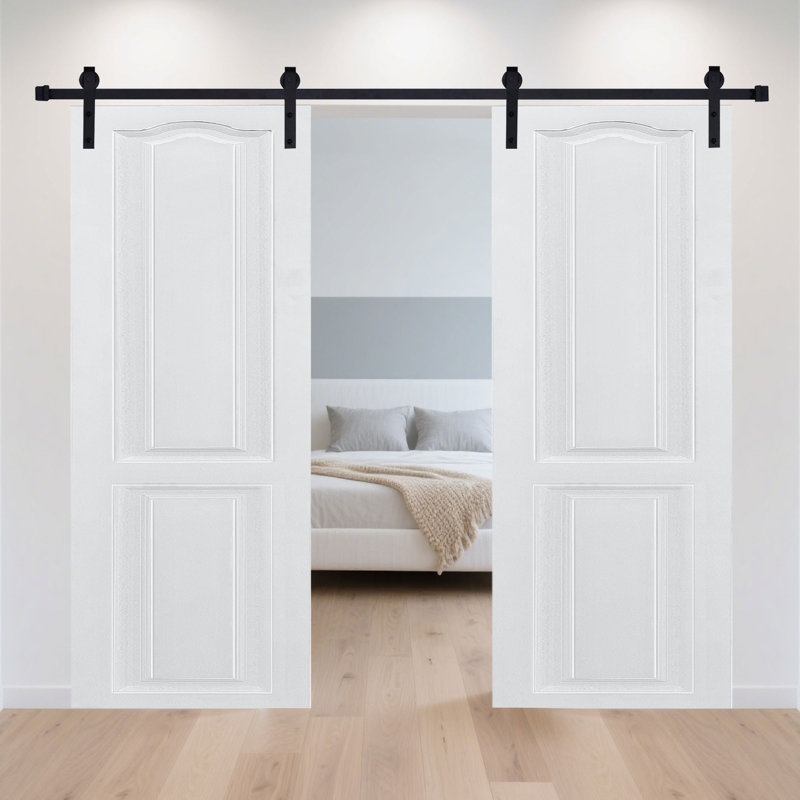 Porte moderne à double commande numérique par ordinateur. Porte de grange coulissante en panneau de fibres à densité moyenne avec ensemble de quincaillerie
