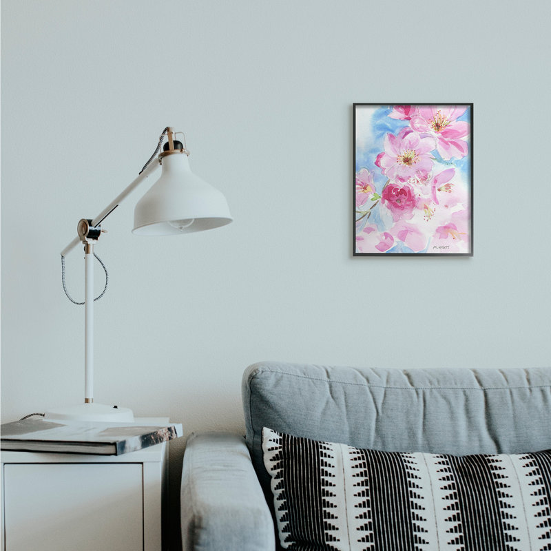 Fleurs de cerisier en fleurs roses sur fond bleu, H 14 po x l 11 po, Giclée encadrée noir minuit
