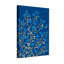 Plantes et fleurs Fleurs bleues avec feuilles dorées sur fond foncé