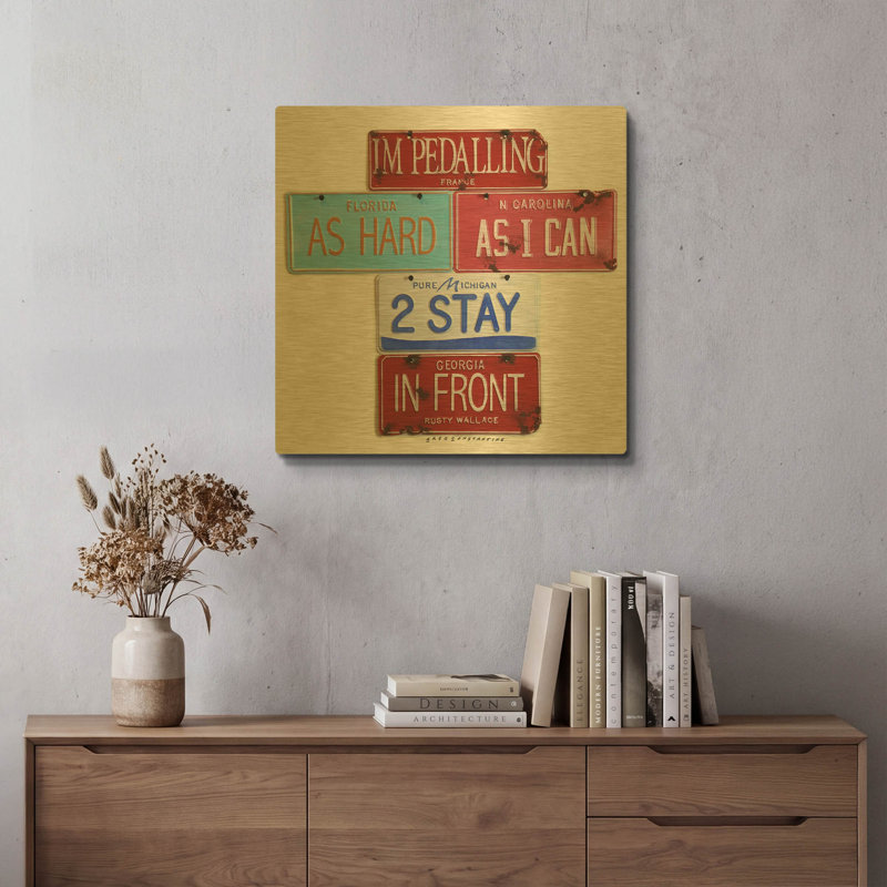 «Wallace Pedaling» par Gregory Constantine, art mural en métal doré, 24 po x 24 po, 24 po x 24 po