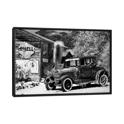 «Classic Ford at U.S. Route 66 Fill-up Station I», reproduction de photo sur toile tendue