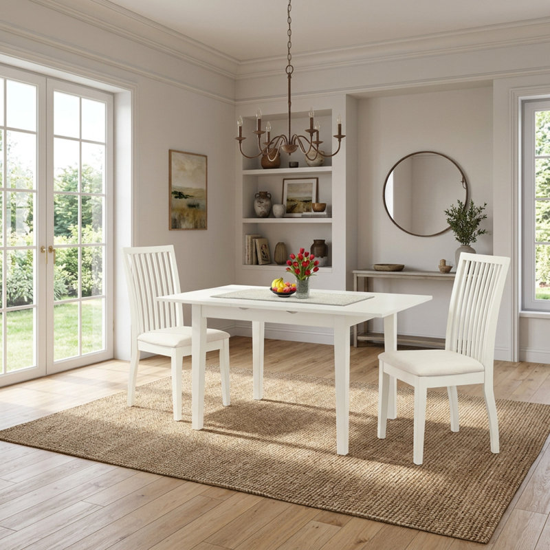 Ensemble de salle à manger rectangulaire 3 pièces en bois d'hévéa asiatique blanc et tissu lin, avec rallonge papillon et chaises à dossier à lattes rembourrées.