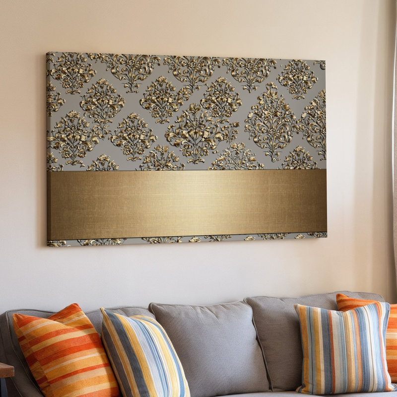 La toile crée un design de papier peint élégant avec un motif damassé complexe en or chatoyant contre un taupe doux