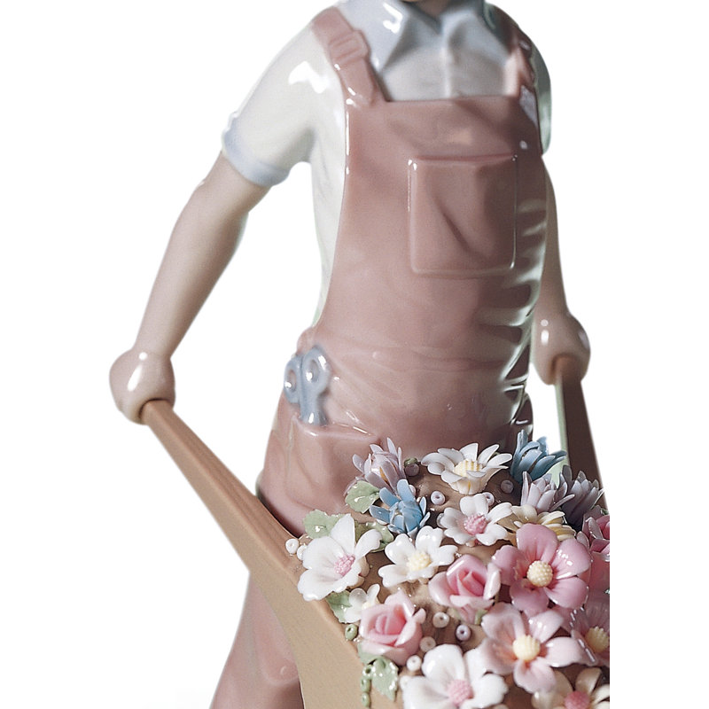 Figurine garçon brouette avec fleurs