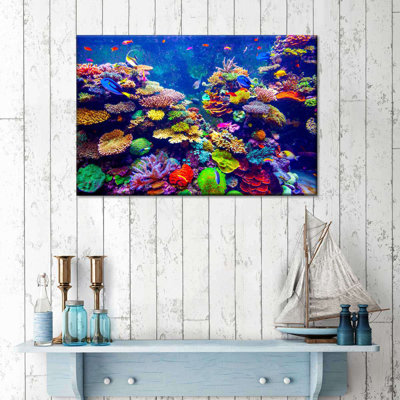 " Vibrant Underwater Scenery "