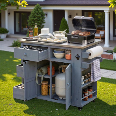 Îlot de cuisine extérieur avec plateau en acier inoxydable, support à épices latéral, tiroirs, support à papier, porte-serviettes et tablette ouverte
