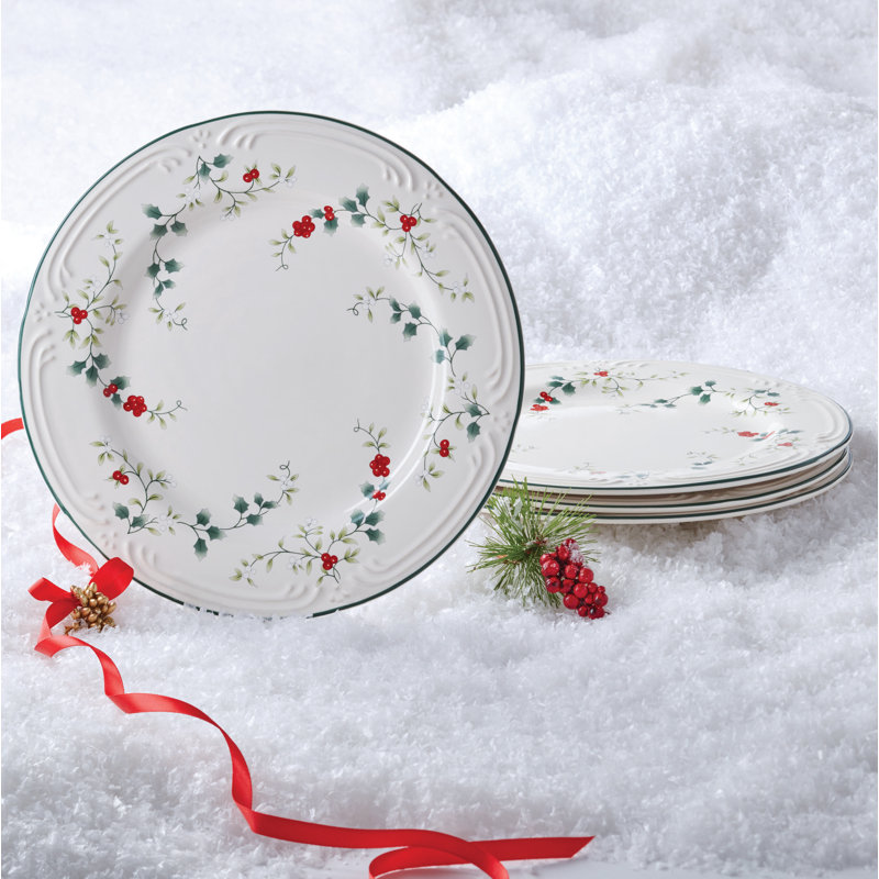 Pfaltzgraff Winterberry 10.5 in. Dinner Plates