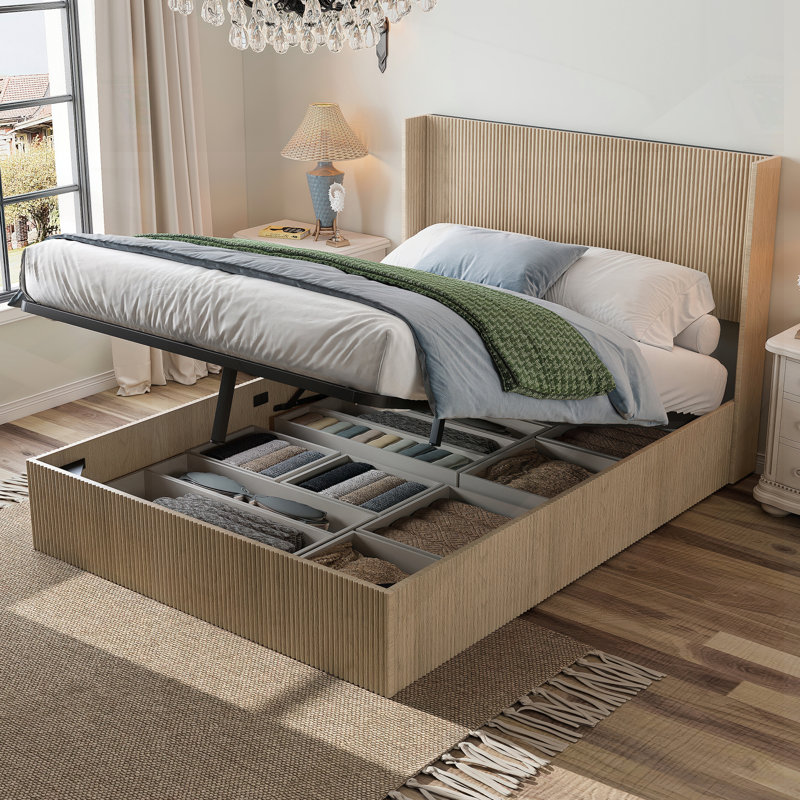 Structure de lit grand format avec rangement de levage rainuré, plateforme à lattes en bois silencieuse pour une utilisation maximale de l'espace et la sécurité.