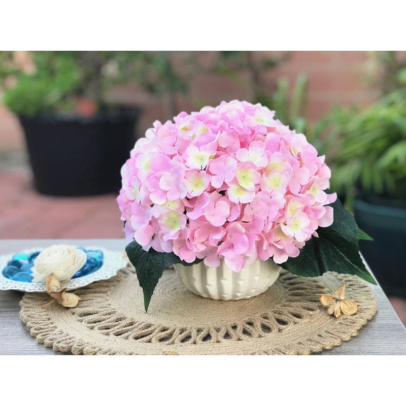 Agencements de fleurs artificiels et hortensiass en vase, Rose