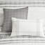 Édredon en coton double. Blanc avec accents gris. Conception à rayures texturées. . Comprend un édredon, une jupe de lit, des taies décoratives et des oreillers. Laver à la machine à l'eau et au sol. Trop-rempli pour un confort maximal. Jupe-124917815