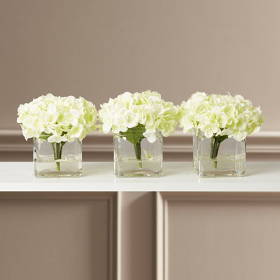 Arrangement floral de faux mini-hortensias dans un vase