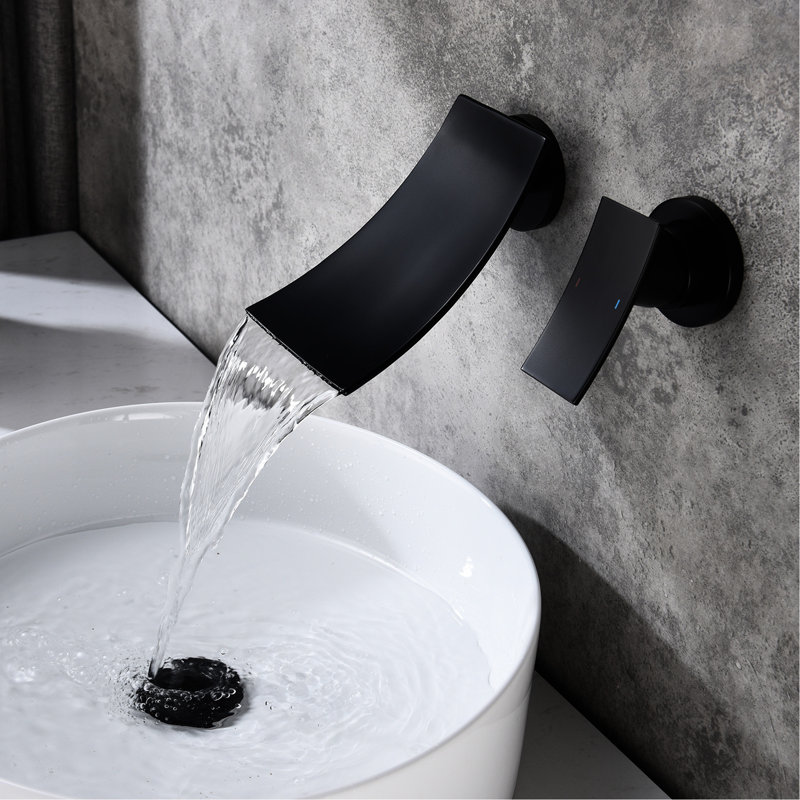 Robinet de salle de bain mural en noir mat, laiton avec un grand bec en cascade et une valve de contrôle de débit précise pour une utilisation parfaite