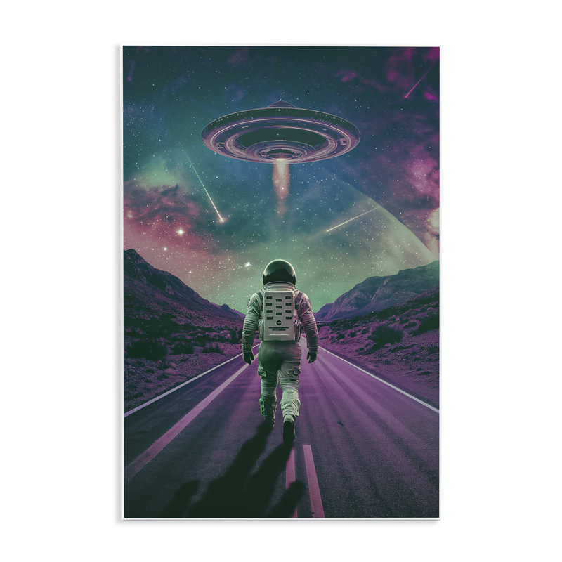 Plaque murale Alien Spaceship over astronaut, design par Wumples, H 15 po x l 10 po