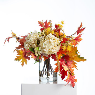 Arrangement floral d'hortensias dans un vase