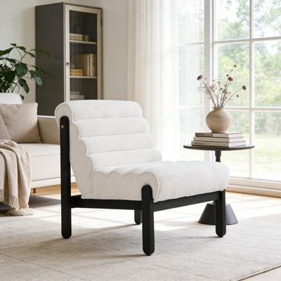 Fauteuil d'appoint Fluffy avec revêtement blanc et structure en bois massif noir robuste