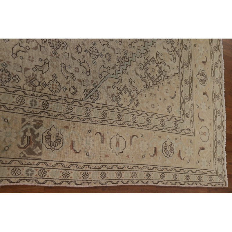 Tapis beige en laine noué à la main de conception unique 6 pi 2 po x 9 pi 6 po années 1960 Caelan